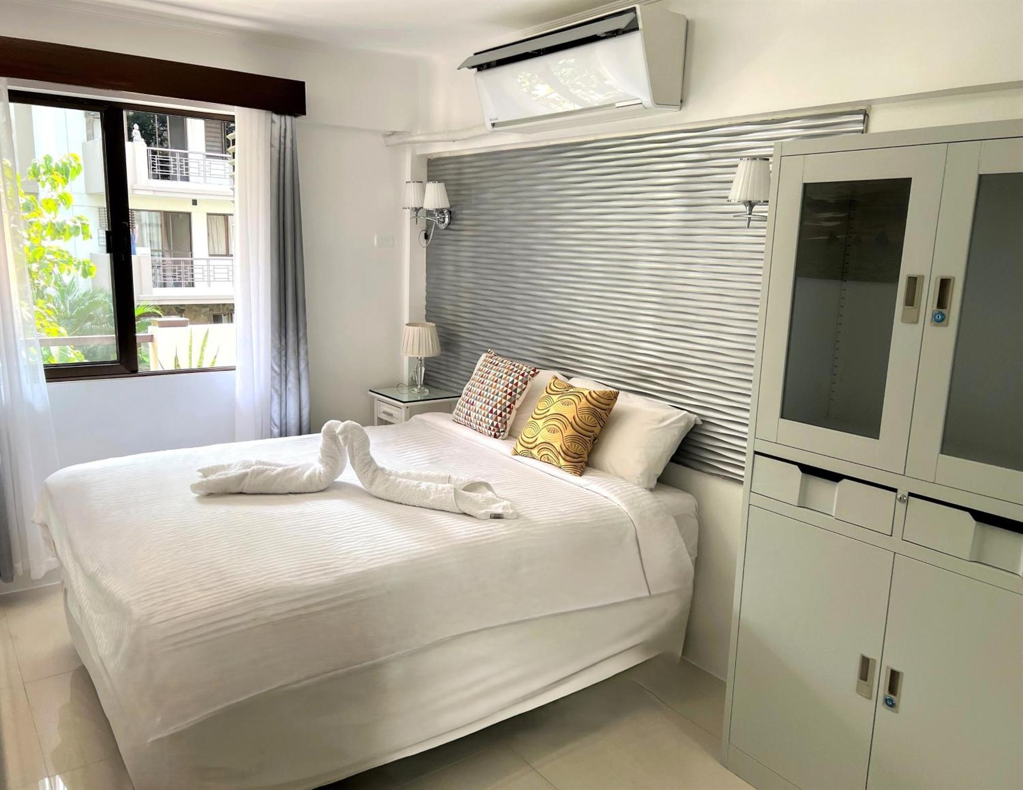 Stunning 2Br Apt, 65 Sq M Netflix At Rosewood Pointe Residences Near Bgc 마닐라 외부 사진